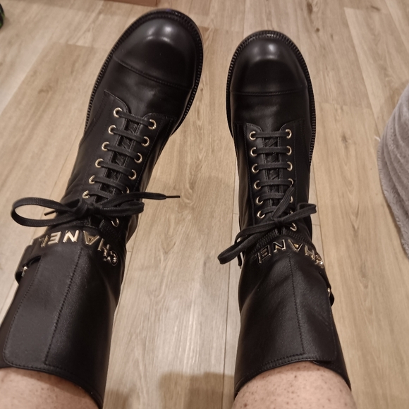 CHANEL Black Leather Combat  Boots with  40.5 PRE-OWN Excellent Condition NO BOX - Picture 2 of 4
